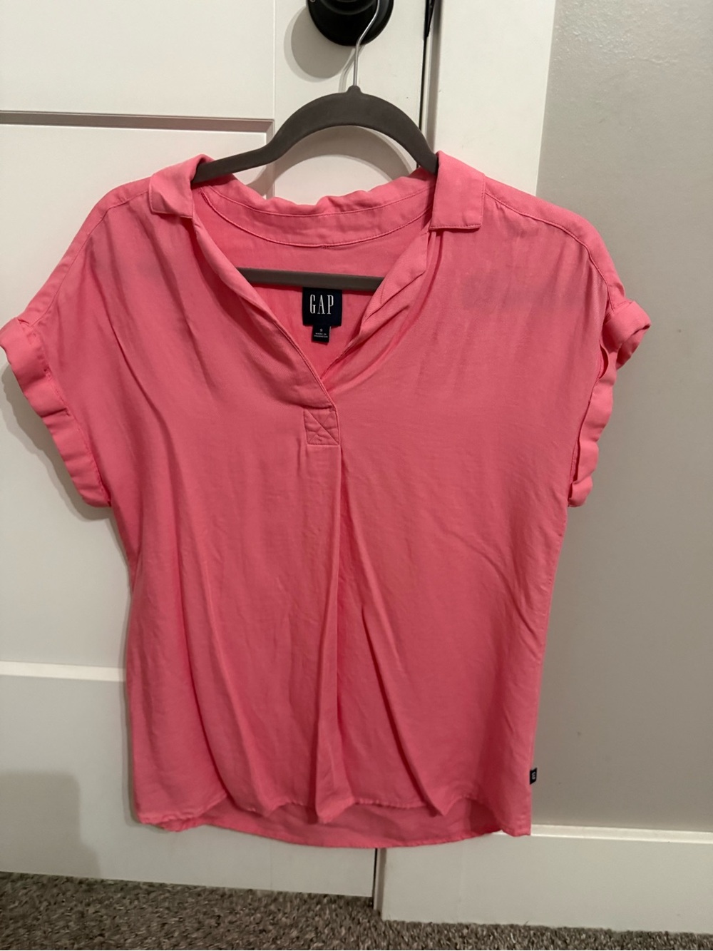 Gap Women's Pink Collared Short Sleeve V-Neck Top